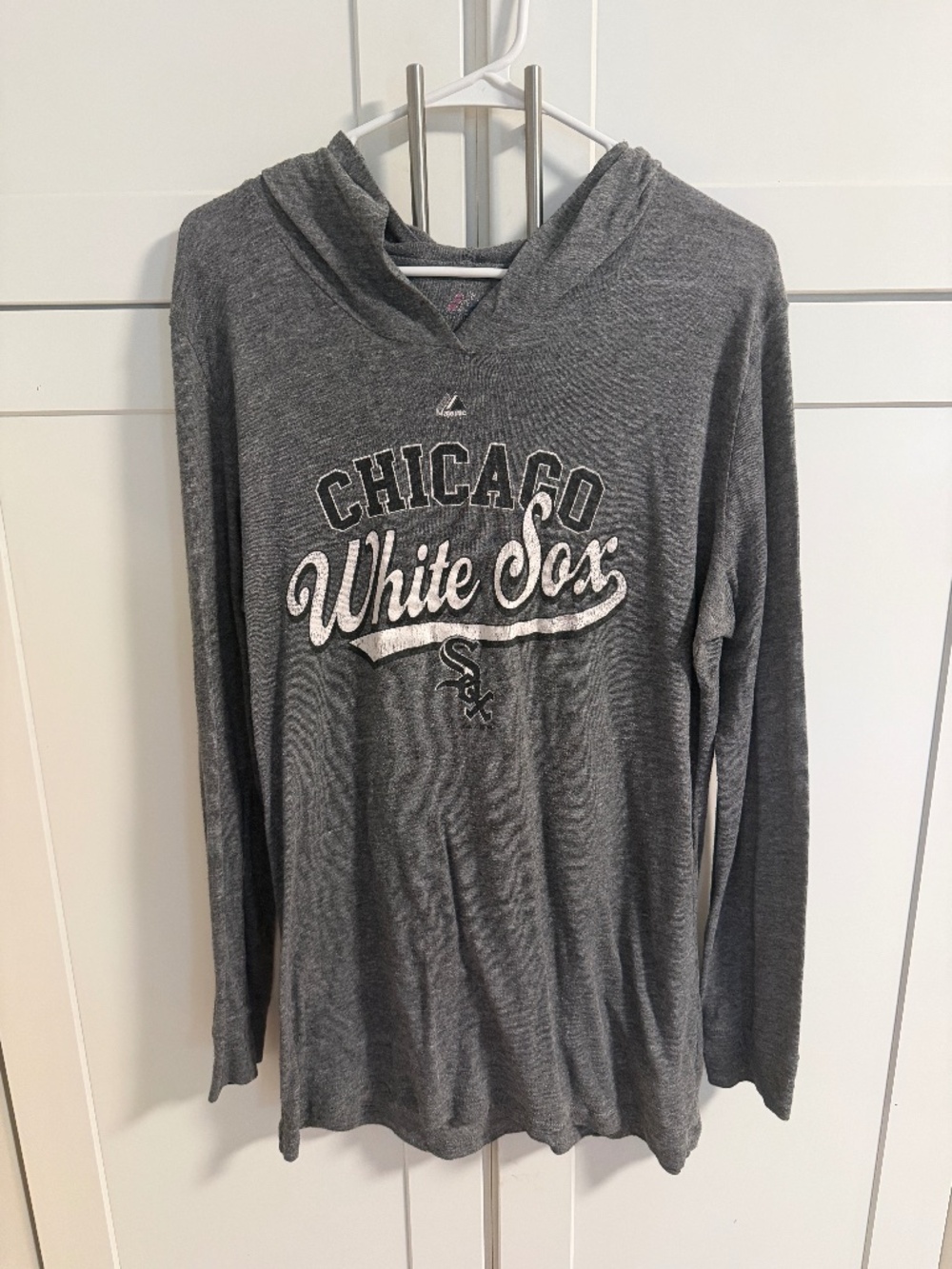 Chicago White Sox Majestic Womenโs Gray Lightweight Hooded Long Sleeve Shirt XL
